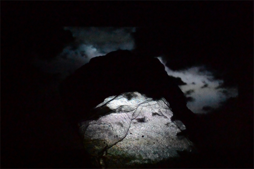 Timothé Dichampt Derossy, Ekleipsis, projection vidéo sur roche, 2018